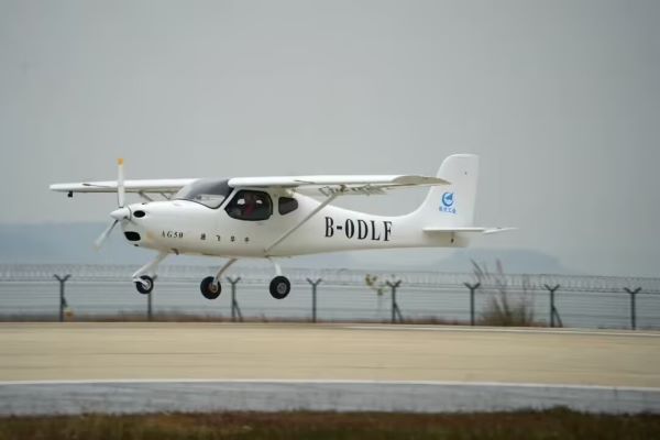 國(guó)產(chǎn)“領(lǐng)雁”AG50 輕型運(yùn)動(dòng)飛機(jī)改進(jìn)型成功首飛：一小時(shí)可飛近 200 公里，約耗 16 升普通汽油